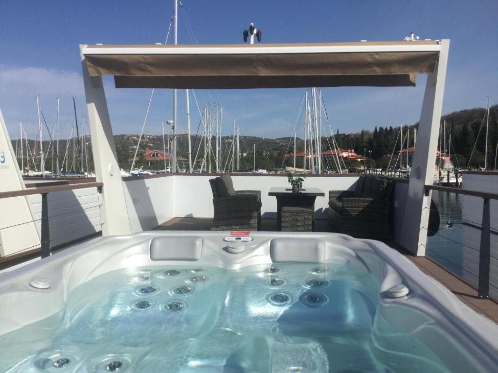 Floating Sea House Shark 1 Apartment Lucija Ngoại thất bức ảnh